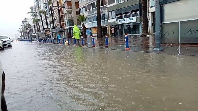 İ̇zmir’de Kuvvetli Sağanak Etkili Oluyor