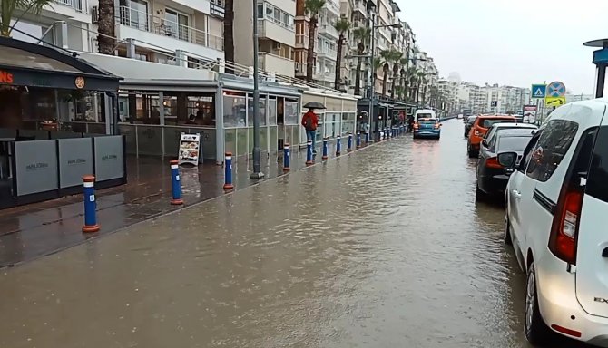 İ̇zmir’de Kuvvetli Sağanak Etkili Oluyor