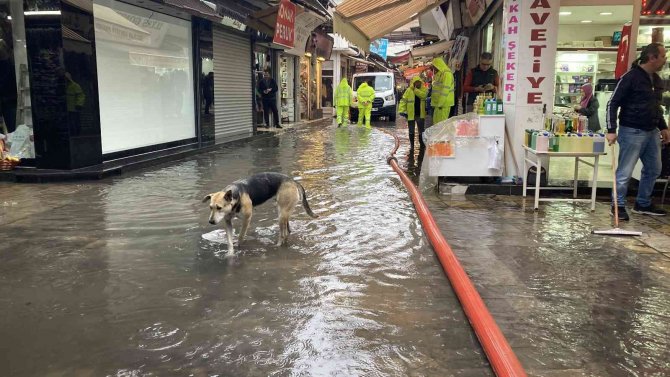 Esnaf Su Baskınıyla Uğraştı, O Kahve Keyfi Yaptı
