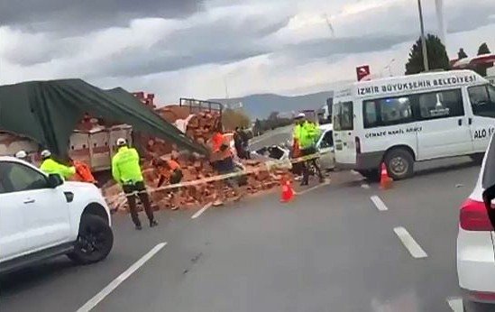 Otomobil, Tuğla Yüklü Kamyonla Çarpıştı: 1 Ölü