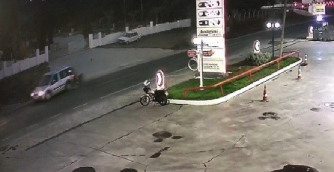 Motosiklet Sürücüsünün Ağır Yaralandığı Kaza Kamerada