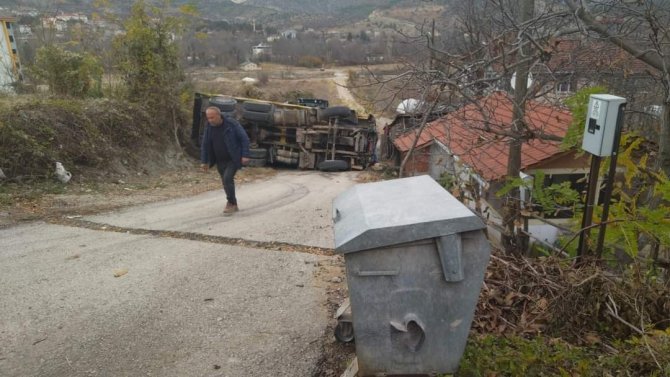 Asfalt Yüklü Kamyon Devrildi: 1 Yaralı