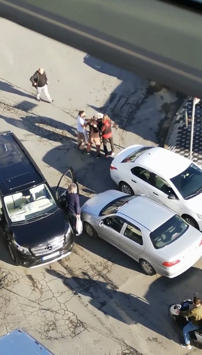 İ̇stanbul’da Bir Garip Yol Verme Kavgası: Güreşir Gibi Kavga Ettiler