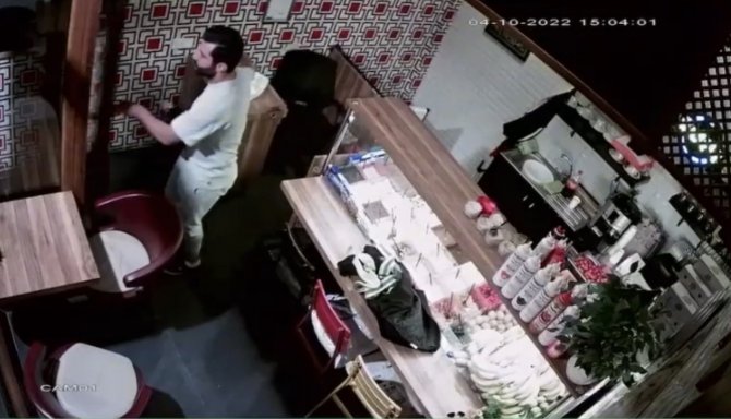 İ̇stanbul’da Kuryelerin Silahlı Kavgası Kameraya Yansıdı: İ̇ş Yerini Basıp Kurşun Yağdırdı