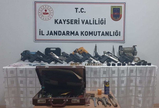 Evini Silah İmalathanesine Çevirdi