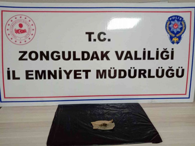 Denetimlerde Aranan 4 Kişiden Uyuşturucu Ve Silah Çıktı