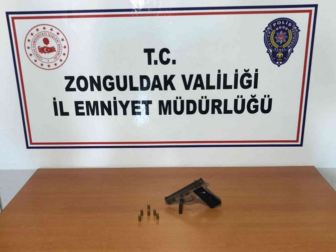 Denetimlerde Aranan 4 Kişiden Uyuşturucu Ve Silah Çıktı