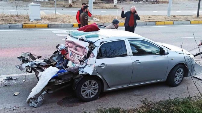 Freni Tutmayan Kamyon Otomobile Çarptı: 4 Yaralı