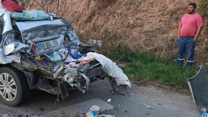 Freni Tutmayan Kamyon Otomobile Çarptı: 4 Yaralı