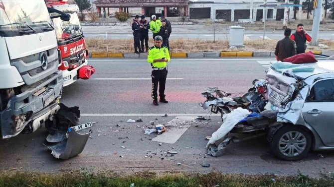 Freni Tutmayan Kamyon Otomobile Çarptı: 4 Yaralı