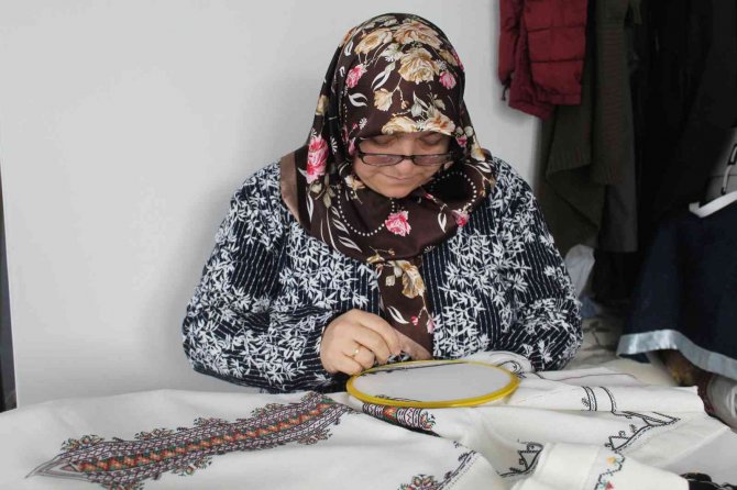 Ev Hanımları El Sanatları Kursunda Hayallerini İşliyor