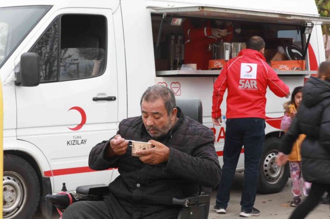 Kızılay, Düzce’de Depremden Etkilenen Vatandaşlara Gıda Ve Barınma Hizmeti Verdi