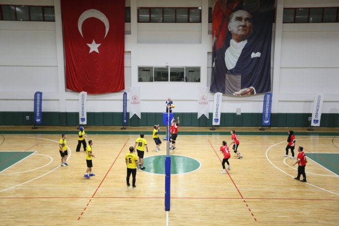 Öğretmenlerde Şampiyon Derince Mesleki Ve Teknik Anadolu Lisesi