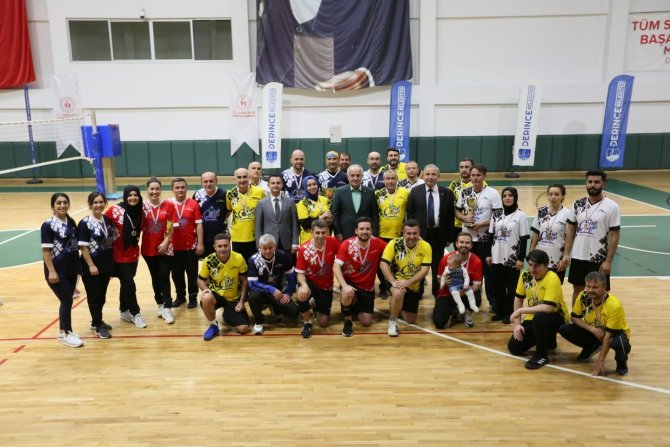 Öğretmenlerde Şampiyon Derince Mesleki Ve Teknik Anadolu Lisesi