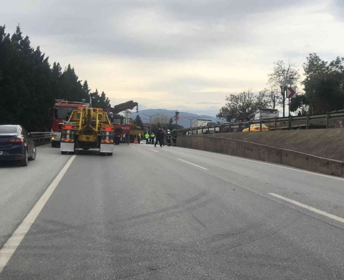 Virajı Alamayan Tır Devrildi, Trafik Felç Oldu