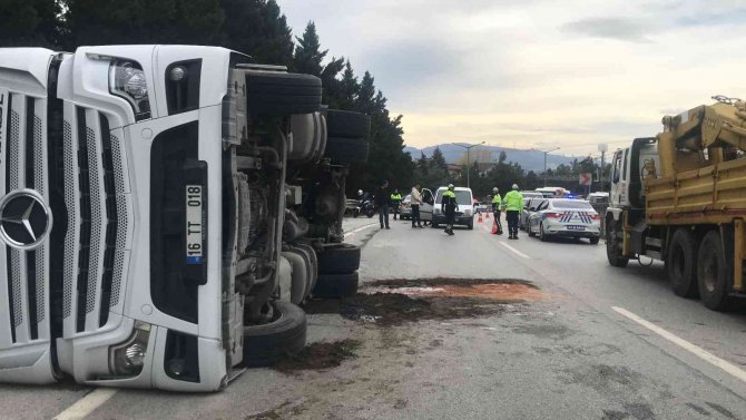 Virajı Alamayan Tır Devrildi, Trafik Felç Oldu
