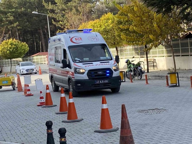 Köpeğe Çarpan Otomobil Şarampole Devrildi: 3 Yaralı