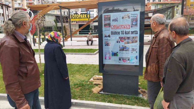 Kütahya’da Yayın Yapan Gazetelerin Birinci Sayfalarının Yer Aldığı Dijital Panoya İlgi