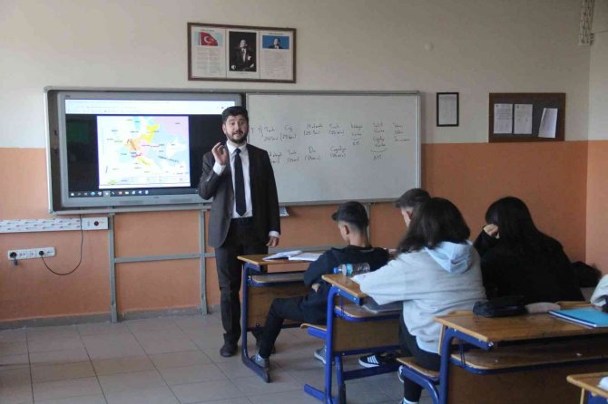 Görme Engelli Öğretmen, Mesleğini Büyük Bir Tutkuyla Yapıyor