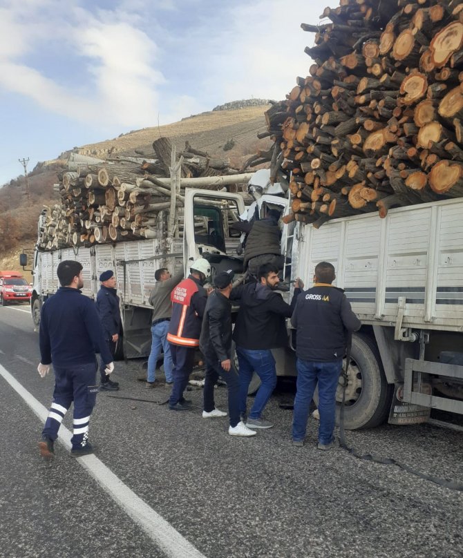 Odun Yüklü İki Kamyon Çarpıştı: 1 Yaralı