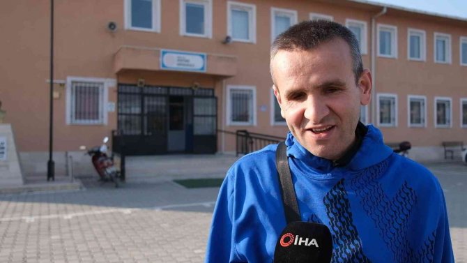 Sesinden Tanıdığı Öğrencilerine Gelecekteki Yol Haritaları İçin Rehberlik Ediyor