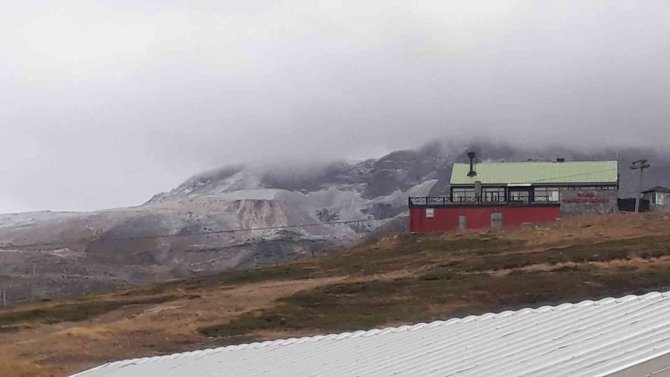 Uludağ’ın Zirvesi Beyaza Büründü