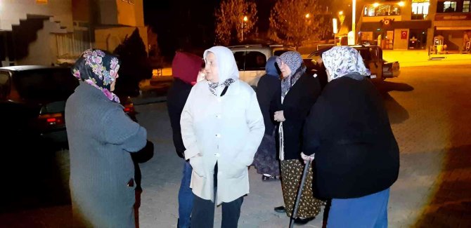 Deprem Sonrası Bolu’da Vatandaşlar Kendilerini Sokağa Attı