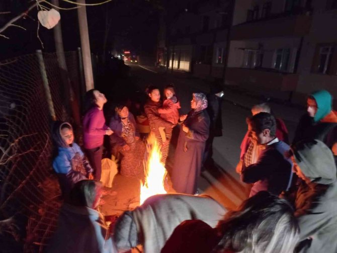 Deprem Sonrasında Vatandaşlar Sokağa Çıktı, Isınmak İçin Ateş Yaktı