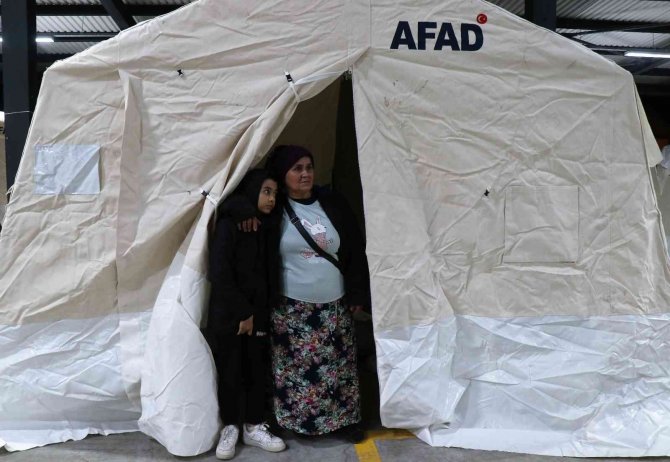 Depremzedeler İçin Çadır Kentler Kuruldu, Vatandaşlar İlk Geceyi Çadırlarda Geçirecek