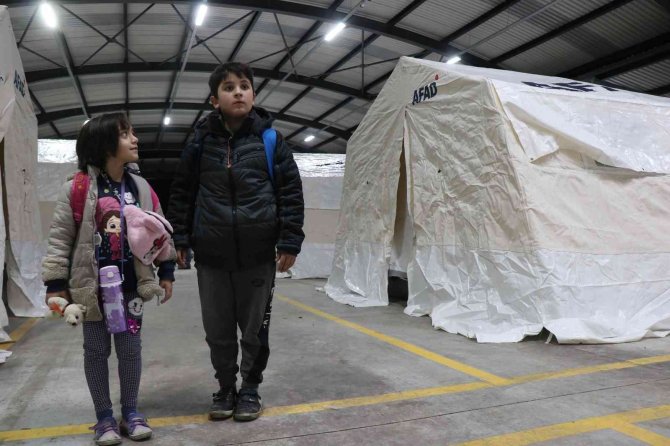 Depremzedeler İçin Çadır Kentler Kuruldu, Vatandaşlar İlk Geceyi Çadırlarda Geçirecek