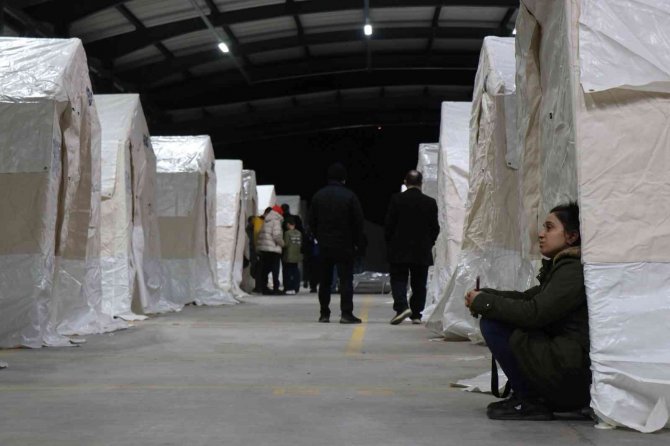 Depremzedeler İçin Çadır Kentler Kuruldu, Vatandaşlar İlk Geceyi Çadırlarda Geçirecek
