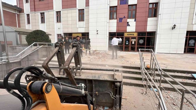 Depremde Zarar Gören Adliye Binasında Hummalı Çalışma Sürüyor