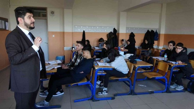 Görme Engelli Öğretmen, Mesleğini Büyük Bir Tutkuyla Yapıyor