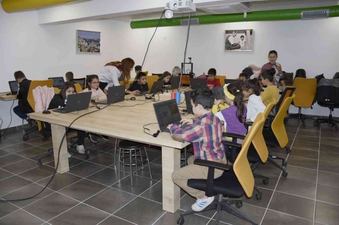 Minik Öğrenciler İ̇stasyon Kuşadası’nda ’Scratch’ Programlama Dili İle Tanıştı