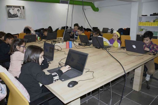 Minik Öğrenciler İ̇stasyon Kuşadası’nda ’Scratch’ Programlama Dili İle Tanıştı