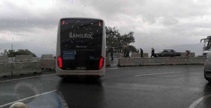 Muğla’da Yolcu Otobüsü Refüje Çarpıp Karşı Şeride Geçti