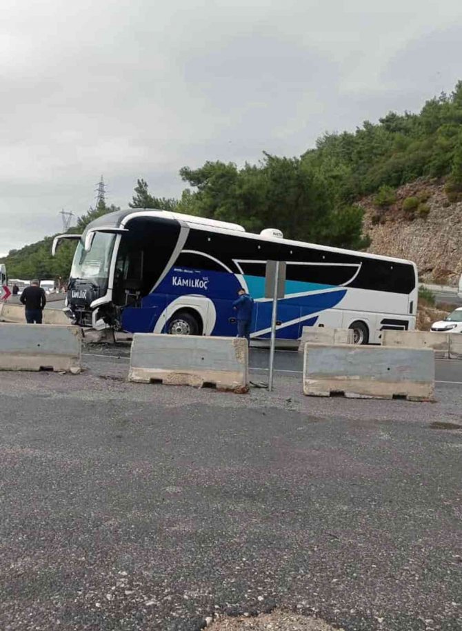 Muğla’da Yolcu Otobüsü Refüje Çarpıp Karşı Şeride Geçti