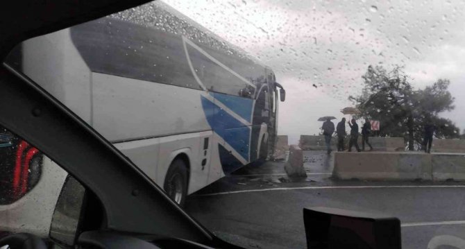 Muğla’da Yolcu Otobüsü Refüje Çarpıp Karşı Şeride Geçti