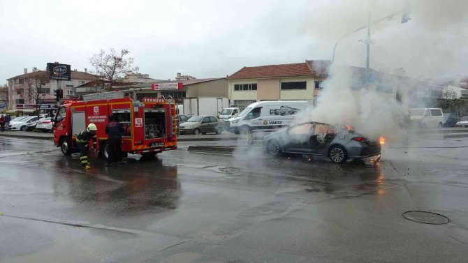 Lpg’li Otomobil Alev Aldı: 2 Yaralı