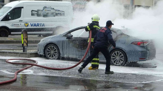 Lpg’li Otomobil Alev Aldı: 2 Yaralı