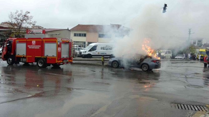 Lpg’li Otomobil Alev Aldı: 2 Yaralı