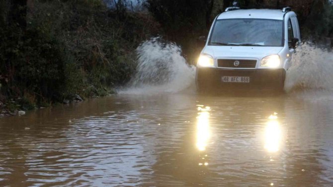 Muğla’da Şiddetli Yağış Bazı Cadde Ve Sokakları Sular Altında Bıraktı