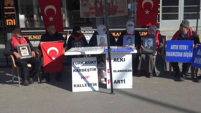 Evlatları İçin Hdp Önünde Nöbet Tutan Anne: "Evlatlarımızı Hdp’den, Pkk’dan İstiyoruz"