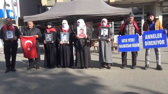 Evlatları İçin Hdp Önünde Nöbet Tutan Anne: "Evlatlarımızı Hdp’den, Pkk’dan İstiyoruz"