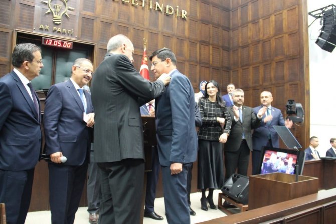 İ̇yi̇ Parti’den Ak Parti’ye Geçen Özcan’a Rozetini Cumhurbaşkanı Erdoğan Taktı