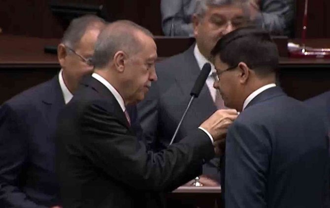 İ̇yi̇ Parti’den Ak Parti’ye Geçen Özcan’a Rozetini Cumhurbaşkanı Erdoğan Taktı