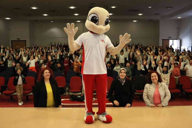 İ̇zmir’de Çocuklar Eğlenerek Spor Eğitimi Aldı