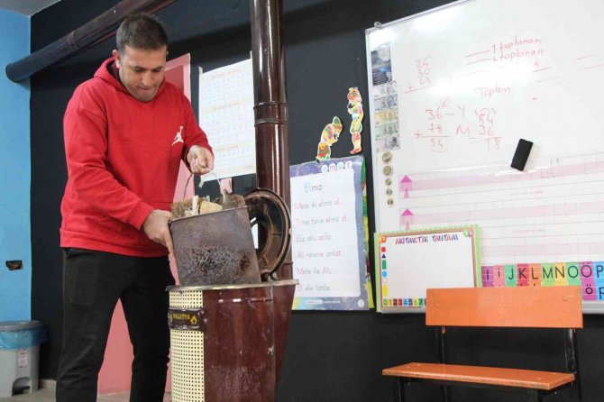 Köy Okulunu Sıcak Bir Yuvaya Dönüştürdü