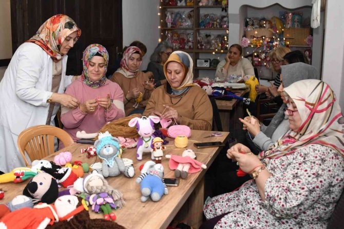 Kadınlar ‘Amigurumi Örgü Organik Bebek’ Üreterek Kazanıyor