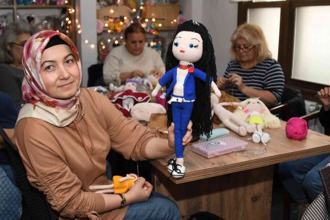Kadınlar ‘Amigurumi Örgü Organik Bebek’ Üreterek Kazanıyor